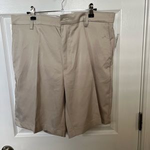 Amazon essentials shorts for men new.